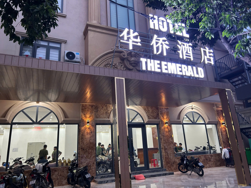 Khách sạn The Emerald Gold (khu phố Hòa Phú 4, phường Bình Dương) - “đại bản doanh” các đối tượng thuê để hoạt động lừa đảo. (Ảnh: Công an TP.HCM)