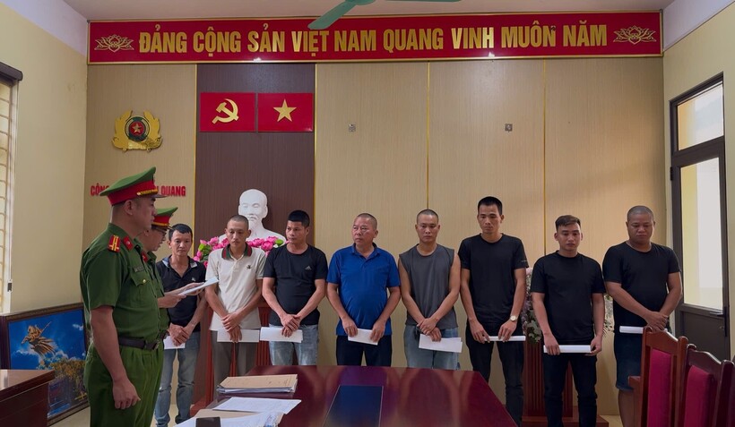 Cơ quan CSĐT Công an tỉnh Lào Cai ra quyết định khởi tố đối với 8 đối tượng về hành vi đánh bạc. Ảnh Công an tỉnh Lào Cai.