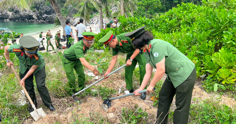 Thiếu tướng Thân Văn Hải cùng các Đại biểu trồng cây sau Lễ Phát động.