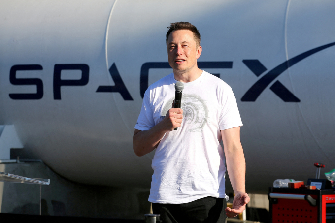 Elon Musk phát biểu tại một sự kiện của SpaceX tại California tháng 8/2017. Ảnh:&nbsp;Reuters