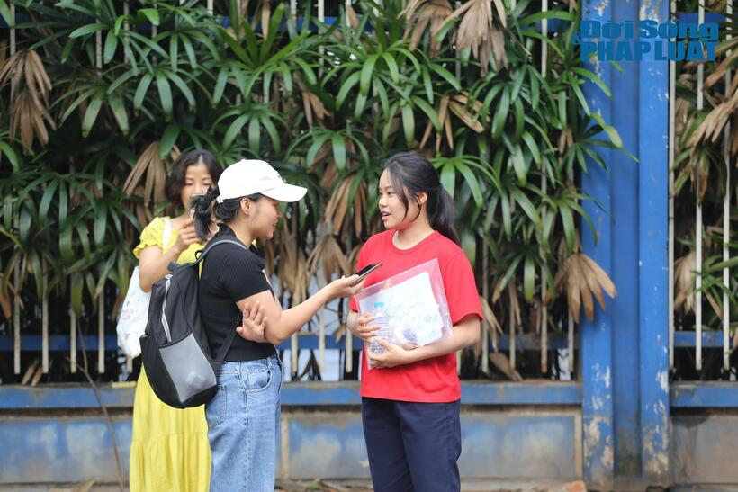 PV Đời sống & Pháp luật phỏng vấn thí sinh Phạm Phương Anh - thí sinh tham gia kỳ thi tốt nghiệp THPT 2025. Ảnh: Nguyễn Lâm
