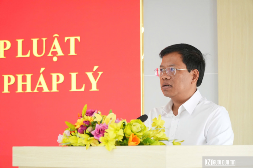 Ông Arất Blúi, Phó Bí thư Đảng ủy, Chủ tịch UBND xã Tây Giang, phát biểu tại hội nghị tuyên truyền, phổ biến pháp luật cho người dân địa phương.