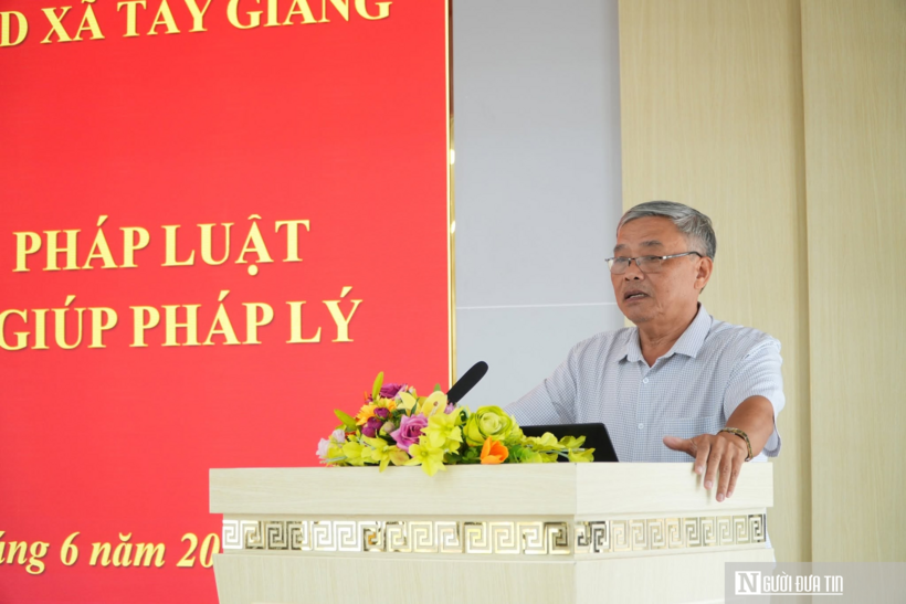Ông Lê Văn Hương truyền đạt các quy định của Luật Hôn nhân và Gia đình đến người dân xã Tây Giang.