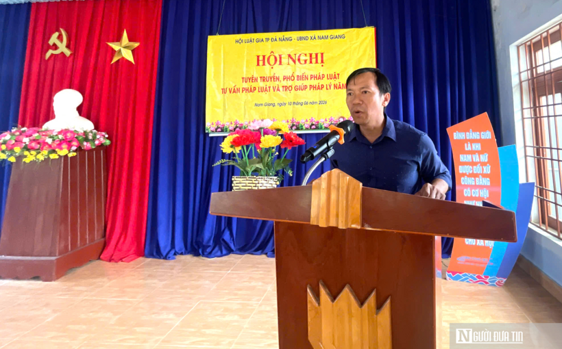 Ông Nguyễn Hiếu Tín, Phó Chủ tịch UBND xã Nam Giang, trao đổi tại hội nghị tuyên truyền, tư vấn pháp luật.