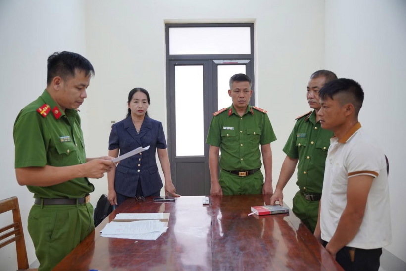 Cơ quan Cảnh sát điều tra thực hiện lệnh bắt bị can để tạm giam đối với Giàng A Lia. (Ảnh: Công an tỉnh Điện Biên)