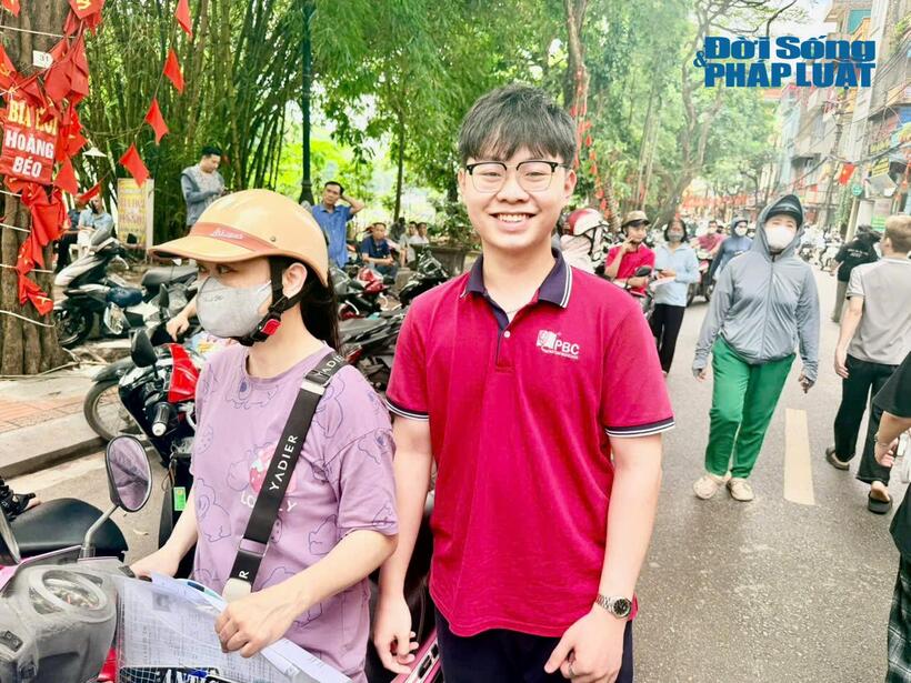 Em Lang Đình Thanh, học sinh Trường THPT Phan Bội Châu, cho biết em dự thi các môn Vật lý và Hóa học. Sau khi hoàn thành bài thi, em cảm thấy khá tự tin vì đã làm được phần lớn các câu hỏi. Em hy vọng sẽ đạt kết quả tốt và đúng với năng lực của mình. Ảnh: Thành Lâm