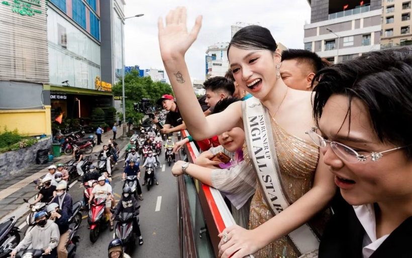 Hương Giang diễu hành trên xe buýt hai tầng gây bàn tán. Ảnh: Tiền Phong
