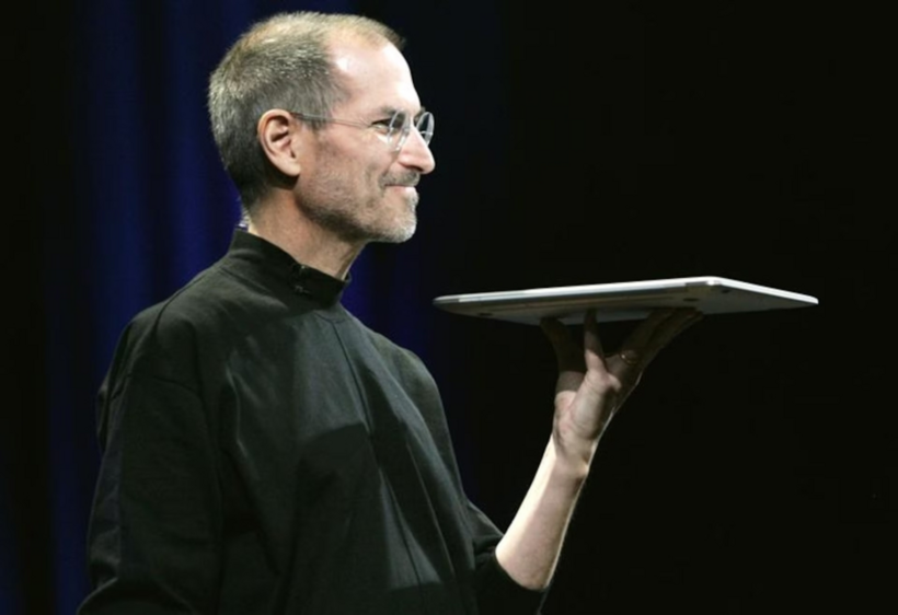 Steve Jobs cầm mẫu MacBook Air mới của Apple tại triển lãm Macworld ở San Francisco ngày 15/1/2008. (Ảnh: Reuters)