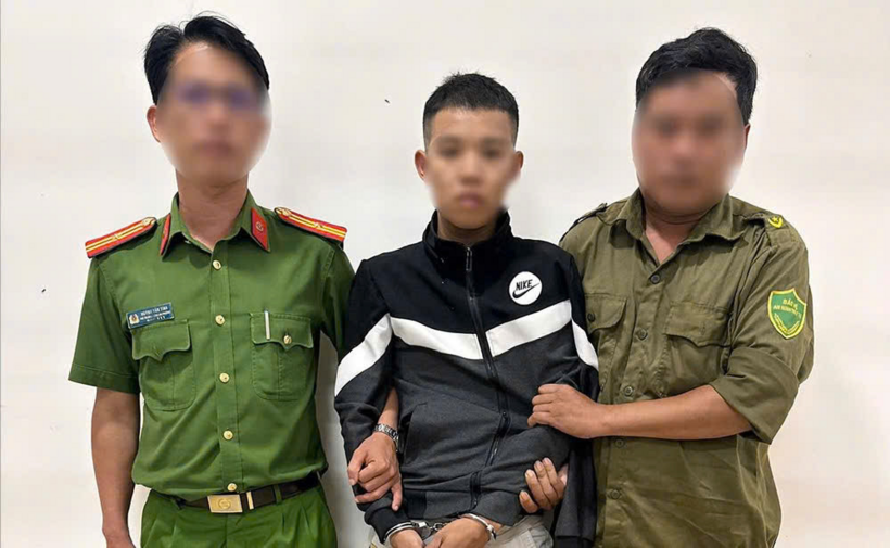 Công an khống chế, bắt giữ đối tượng Đỗ Văn Tĩnh. (Ảnh: VietnamNet)