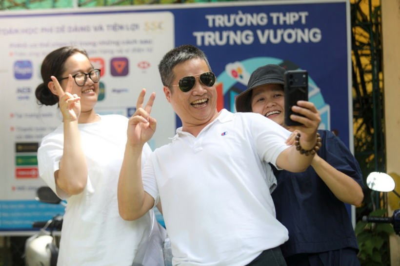 Phụ huynh, thí sinh TPHCM thoải mái trong kỳ thi tốt nghiệp THPT 2026 (Ảnh: Bảo Quyên).