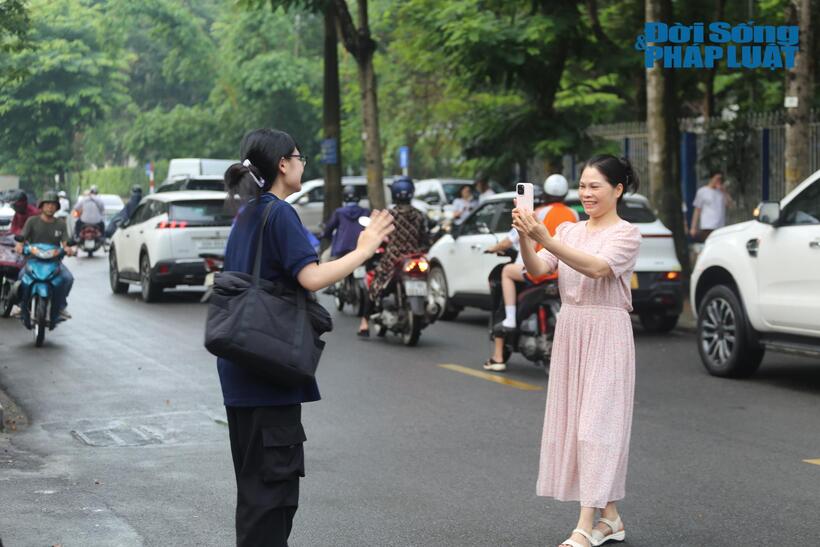Hình ảnh phụ huynh chụp ảnh con trước khi bước vào phòng thi.
