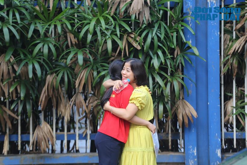 Phương Anh được mẹ ôm động viên trước khi bước vào phòng thi "chiến đấu" 2 môn cuối cùng.