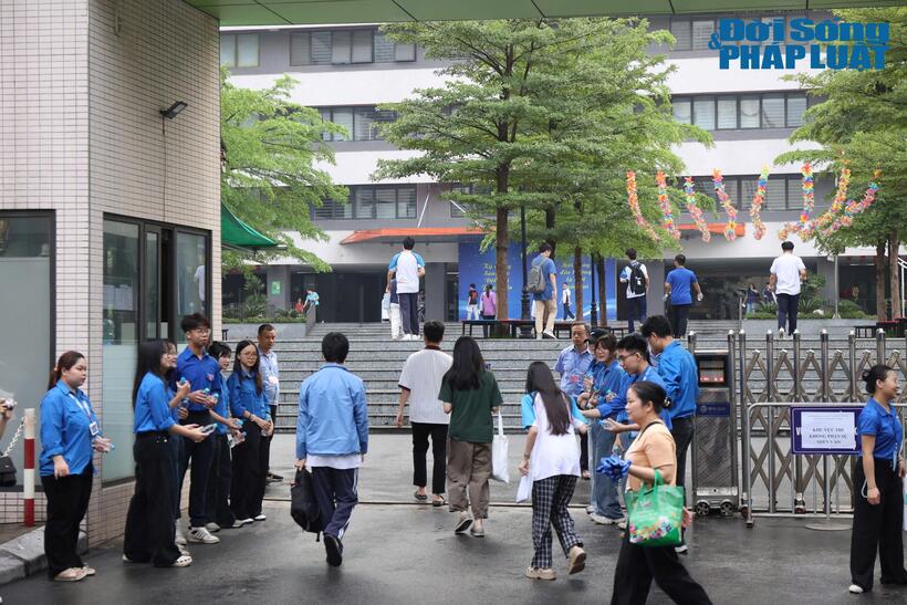 Sáng 12/6, các sĩ tử bước vào thi 2 môn tự chọn cuối cùng trong kỳ thi tốt nghiệp THPT.