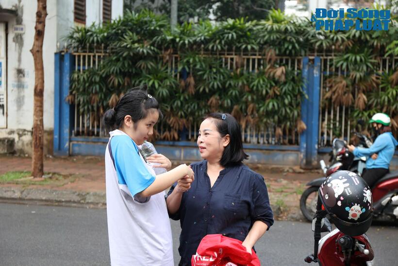 Những cái bắt tay trao gửi yêu thương và may mắn.