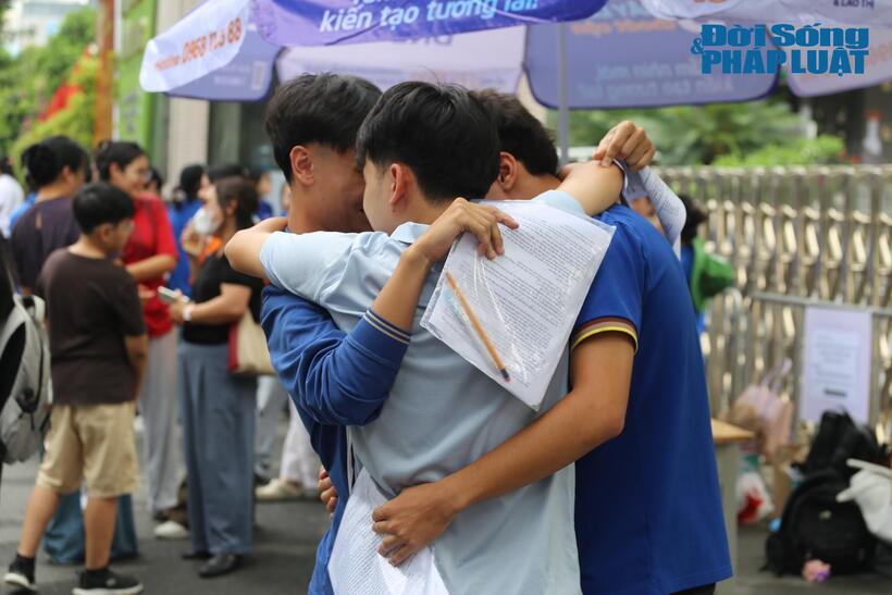 Nhóm bạn ôm nhau sau khi hoàn thành kỳ thi quan trọng. Ảnh: Nguyễn Lâm