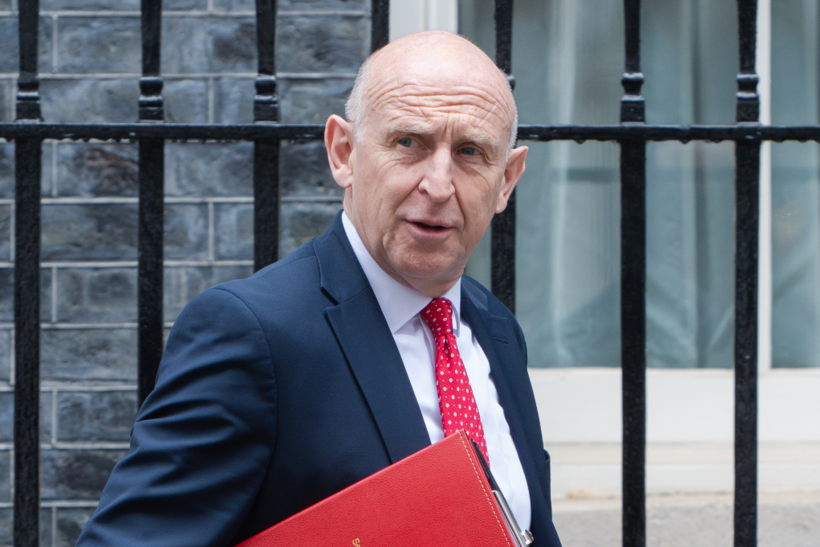 Bộ trưởng John Healey rời Văn phòng Thủ tướng Anh sau cuộc họp nội các hôm 2/6. Ảnh:&nbsp;Reuters