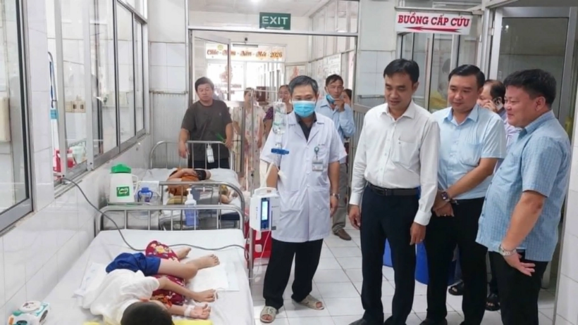 Lãnh đạo Đảng ủy phường Sa Đéc đến bệnh viện thăm học sinh bị ngộ độc. Ảnh: VnExpress