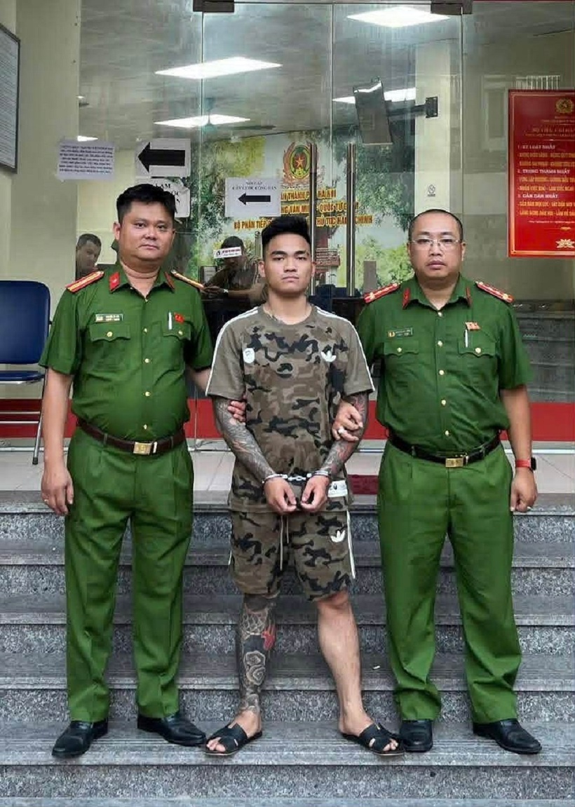 Đối tượng Nguyễn Tiến Lộc (ở giữa).