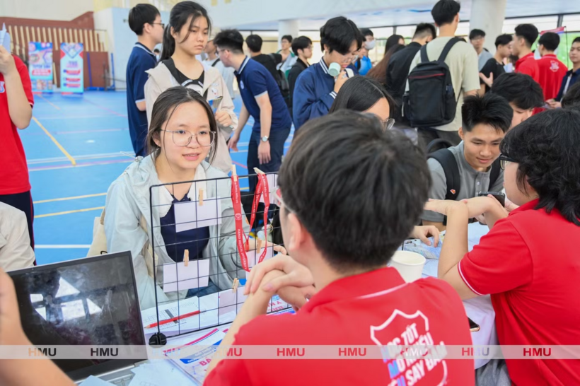 Thí sinh trải nghiệm một ngày làm sinh viên Trường Đại học Y Hà Nội năm 2026.