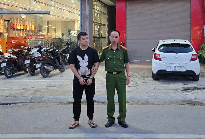 Tạm giữ hình sự tài xế taxi hành hung nam shipper trên đường phố. Ảnh: Công an Thanh Hóa.