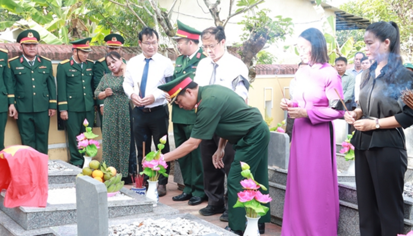 Ban Chỉ đạo tìm kiếm, quy tập và xác định danh tính hài cốt liệt sĩ Tp.Huế phối hợp với chính quyền địa phương tổ chức trọng thể Lễ viếng, truy điệu và an táng 1 hài cốt liệt sĩ tại Nghĩa trang liệt sĩ xã A Lưới 2.