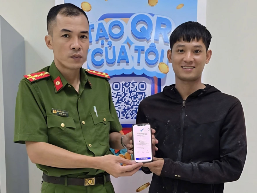 anh T.V.T bất ngờ nhận được 300 triệu đồng từ một tài khoản không quen biết. (Ảnh Công an Ninh Bình)