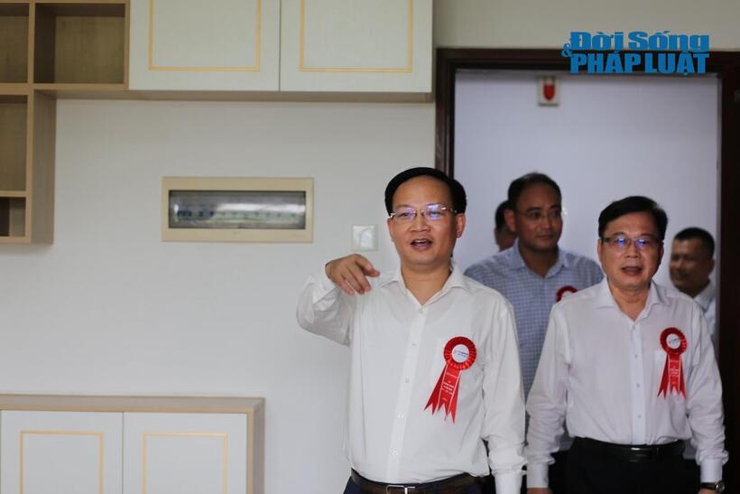 Các vị đại biểu thăm quan dự án Nhà ở xã hội Vân Trung