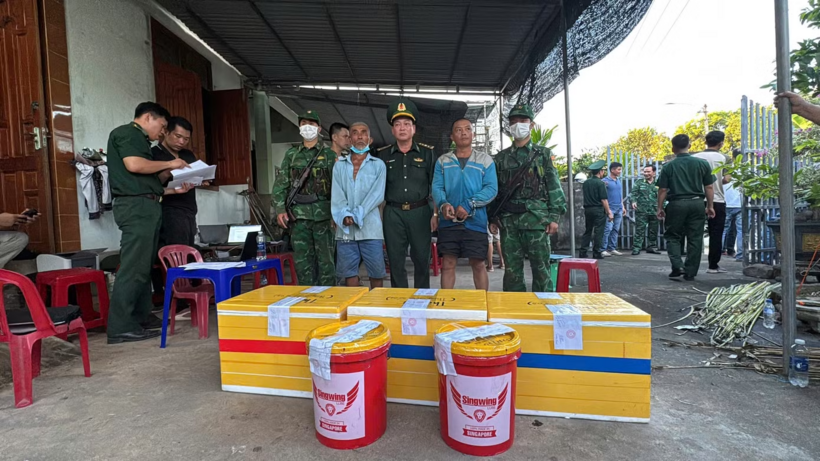 Nguyễn Hữu Nhân và Nguyễn Lệnh bị bắt giữ. Ảnh: Tiền Phong