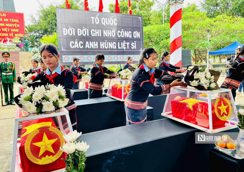 Các em học sinh dâng hoa tưởng niệm các anh hùng liệt sĩ. Ảnh: Ngọc Minh