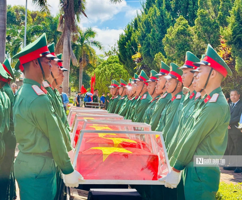 Đón 18 hài cốt liệt sĩ quân tình nguyện và chuyên gia Việt Nam hy sinh tại Campuchia trở về an nghỉ tại Nghĩa trang Liệt sĩ Đức Cơ