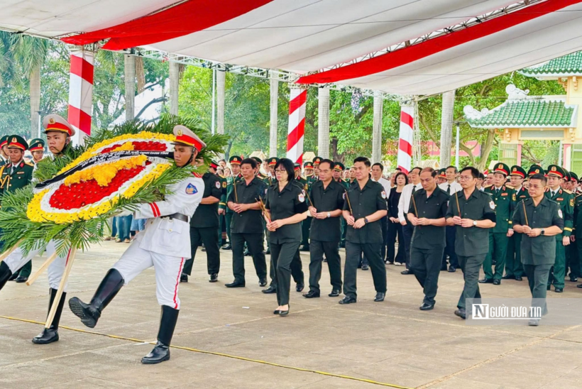 Nghẹn ngào tiễn đưa 18 liệt sĩ hy sinh tại Campuchia về đất mẹ - 3