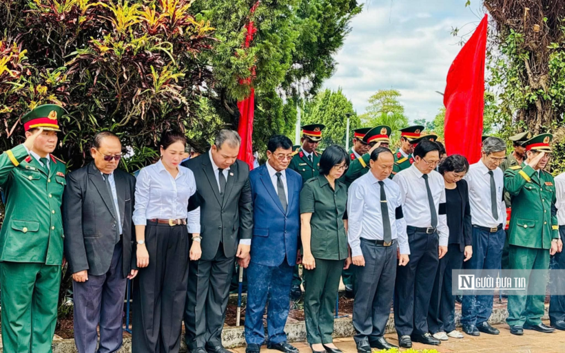 Tỉnh Gia Lai trang trọng tổ chức lễ viếng, truy điệu và an táng 18 hài cốt liệt sĩ quân tình nguyện và chuyên gia Việt Nam hy sinh tại Campuchia trong các thời kỳ chiến tranh tại Nghĩa trang Liệt sĩ Đức Cơ. Ảnh: Ngọc Minh