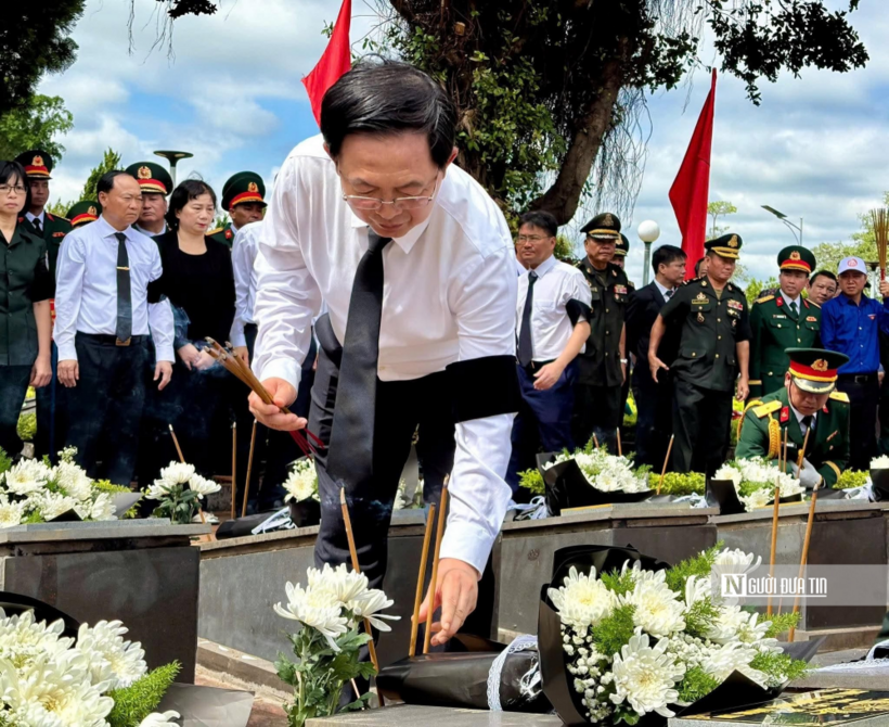 Phó Thủ tướng Hồ Quốc Dũng cùng các đại biểu thành kính dâng hoa, dâng hương tưởng niệm các anh hùng liệt sĩ