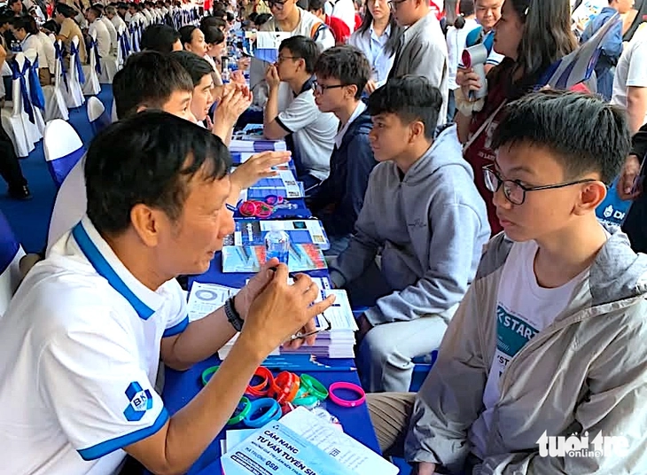Học sinh tìm hiểu thông tin tuyển sinh của Trường đại học Bách khoa (Đại học Quốc gia TP.HCM) tại Ngảy hội Tư vấn tuyển sinh - hướng nghiệp 2026 do báo Tuổi Trẻ tổ chức - Ảnh: TRẦN HUỲNH