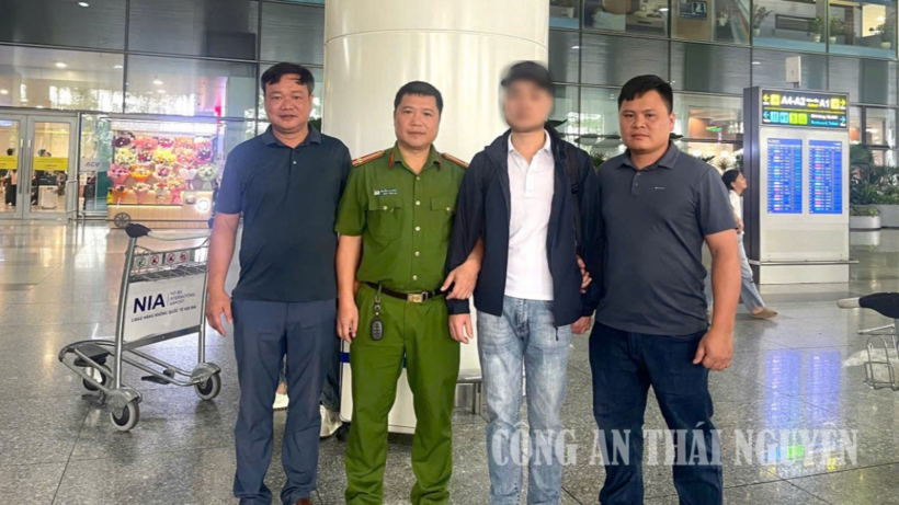Công an xã Bình Yên tiếp nhận đối tượng truy nã tại cửa khẩu cảng hàng không quốc tế Nội Bài. (Ảnh: Công an tỉnh Thái Nguyên)