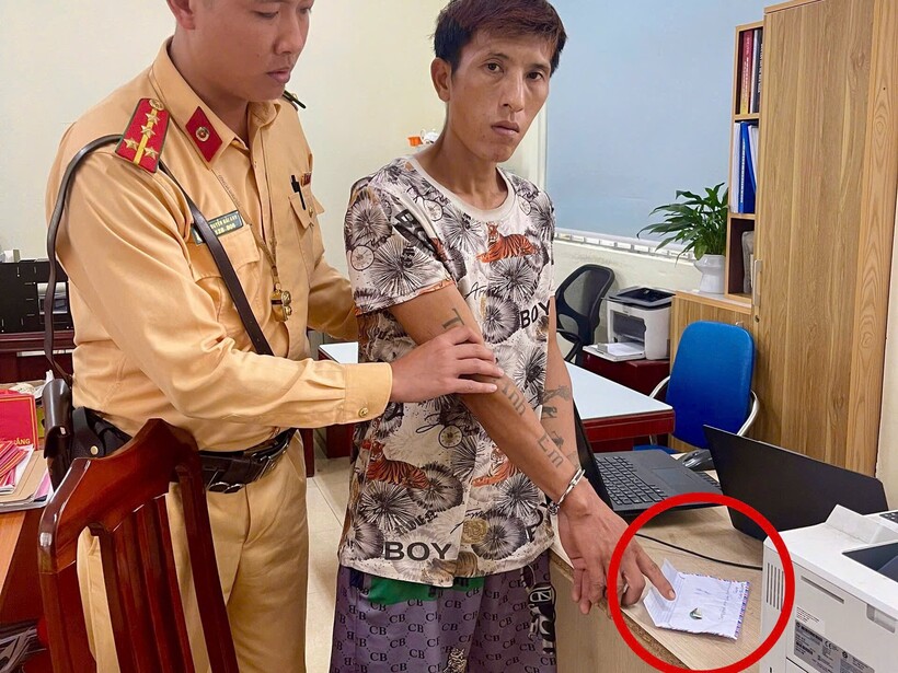 Đối tượng và tang vật tại cơ quan công an.