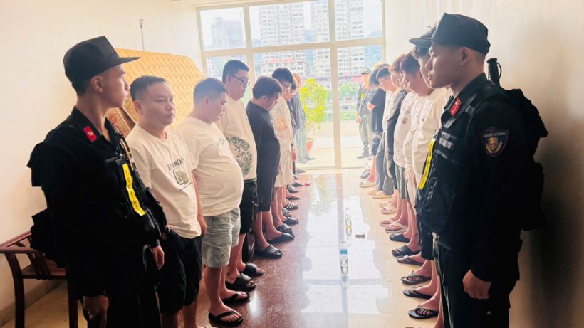 Công an Lào Cai bắt giữ nhóm người lừa đảo xuyên quốc gia trong khách sạn. Ảnh: Công an tỉnh Lào Cai