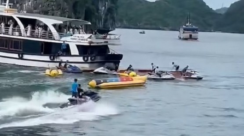 Hiện trường vụ lật tàu trên vịnh Lan Hạ. Ảnh: Lao Động