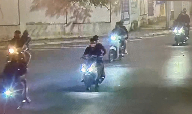 Nhóm thanh thiếu niên có biểu hiện tụ tập, chuẩn bị hung khí và phương tiện nhằm giải quyết mâu thuẫn cá nhân, tiềm ẩn nguy cơ gây mất an ninh, trật tự trên địa bàn. Ảnh Công an tỉnh Phú Thọ.