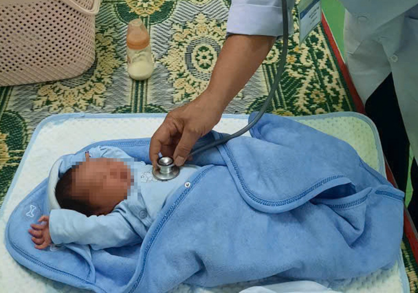 Bé gái bị bỏ rơi tại tỉnh Quảng Trị. (Ảnh: Dân trí)