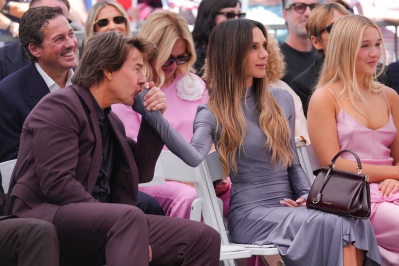 Khoảnh khắc Tom Cruise hôn tay Victoria Beckham viral trên mạng xã hội.