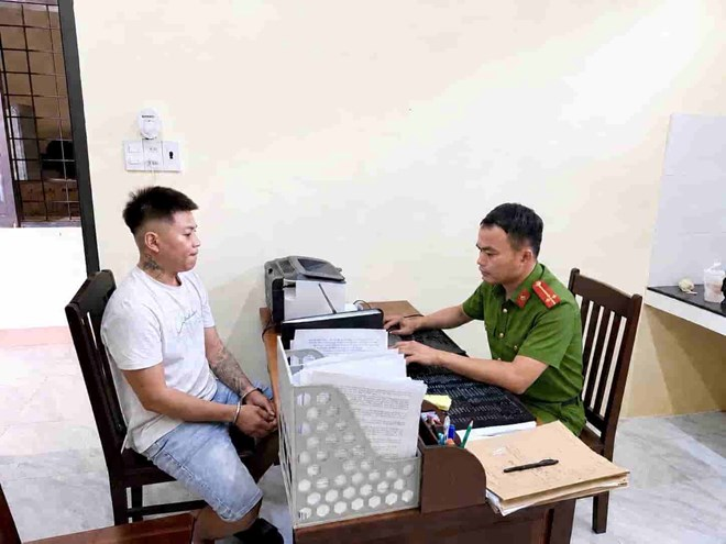 Công an xã Ia Lâu làm việc với đối tượng Cao Văn Cường. (Ảnh: Báo Gia Lai)