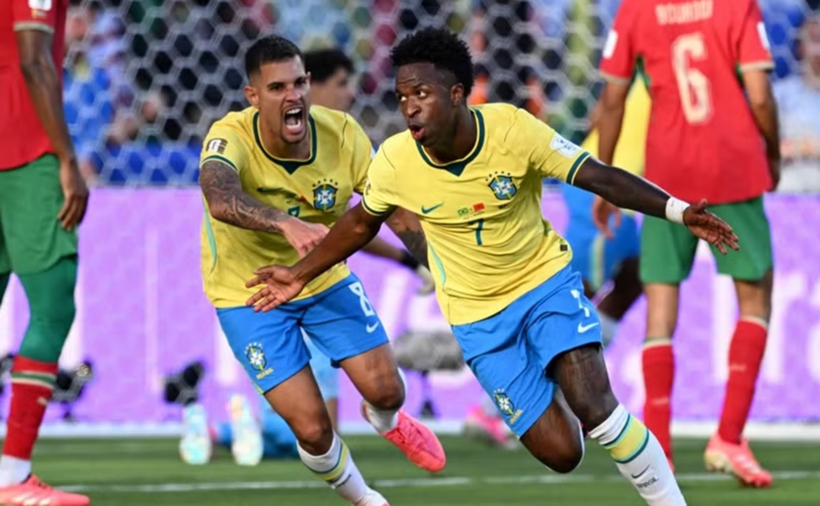 Tiền đạo Vinicius Junior (phải) ăn mừng bàn thắng gỡ hòa 1-1 cho đội nhà trước tuyển Maroc. (Ảnh: AFP/TTXVN)