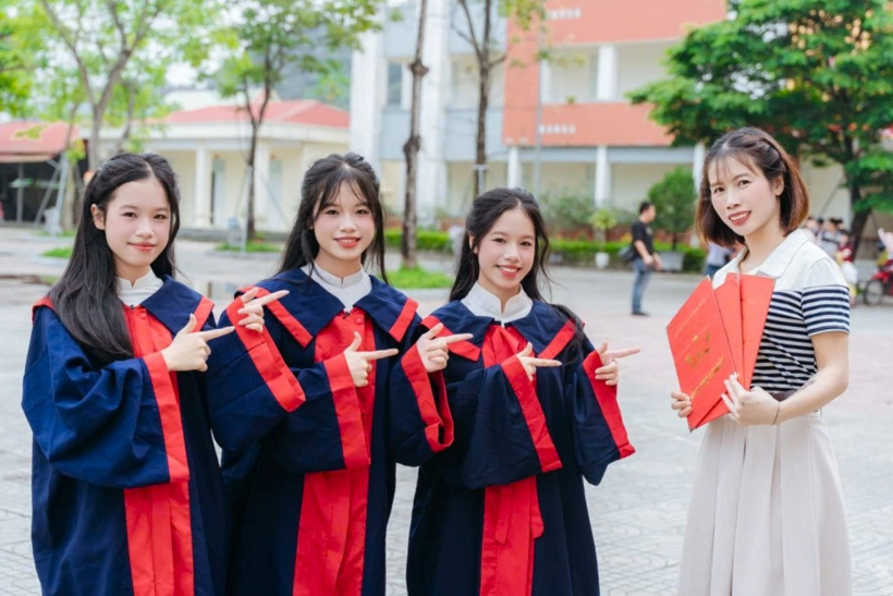 Chị Vũ Thị Hải Yến cùng 3 cô con gái.&nbsp;Ảnh: NVCC