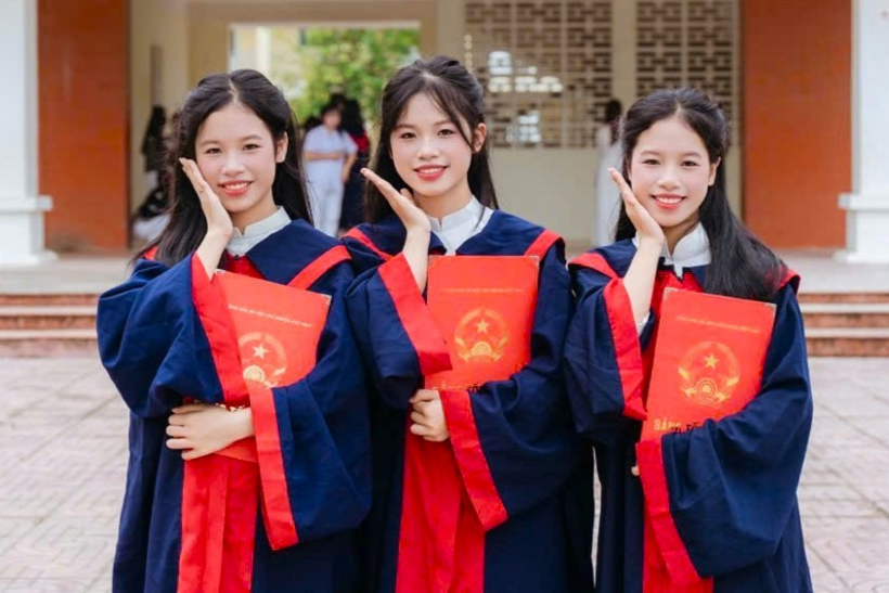 3 chị em trong buổi chụp ảnh kỷ yếu tại Trường THCS Ninh Giang.