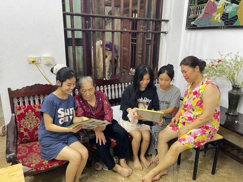 Bà con hàng xóm và người thân đến chúc mừng 3 chị em.