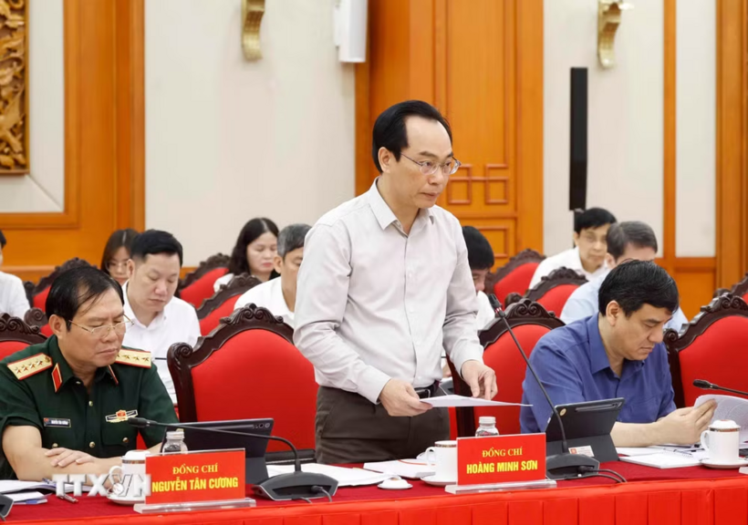 Đồng chí Hoàng Minh Sơn, Ủy viên Trung ương Đảng, Bộ trưởng Bộ Giáo dục và Đào tạo báo cáo tại cuộc làm việc - Ảnh: TTXVN
