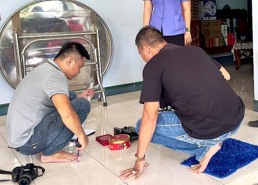 Cơ quan công an khám nghiệm hiện trường của vụ trộm. Ảnh: Tuổi Trẻ