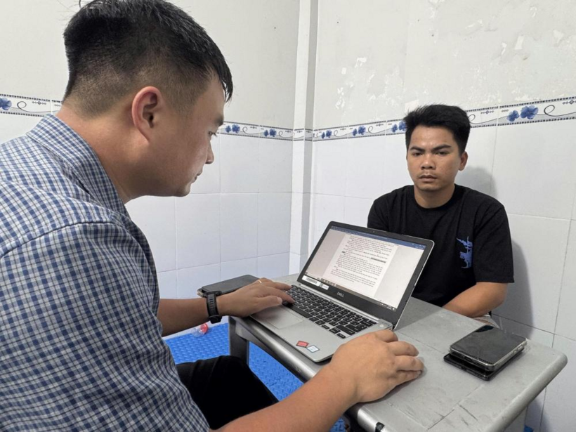 Đối tượng Nguyễn Chí Thanh (áo đen). (Ảnh: Công an tỉnh Hà Tĩnh)