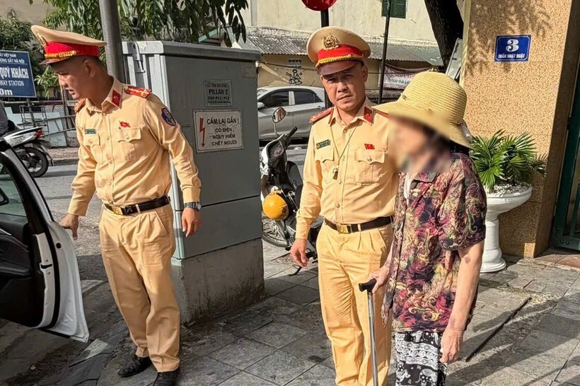 Tổ công tác hỗ trợ đưa cụ bà đi lạc về với gia đình an toàn.